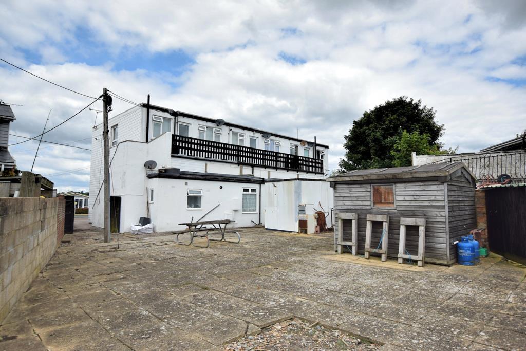 Lot: 149 - BLOCK OF APARTMENTS FOR INVESTMENT - Garden View